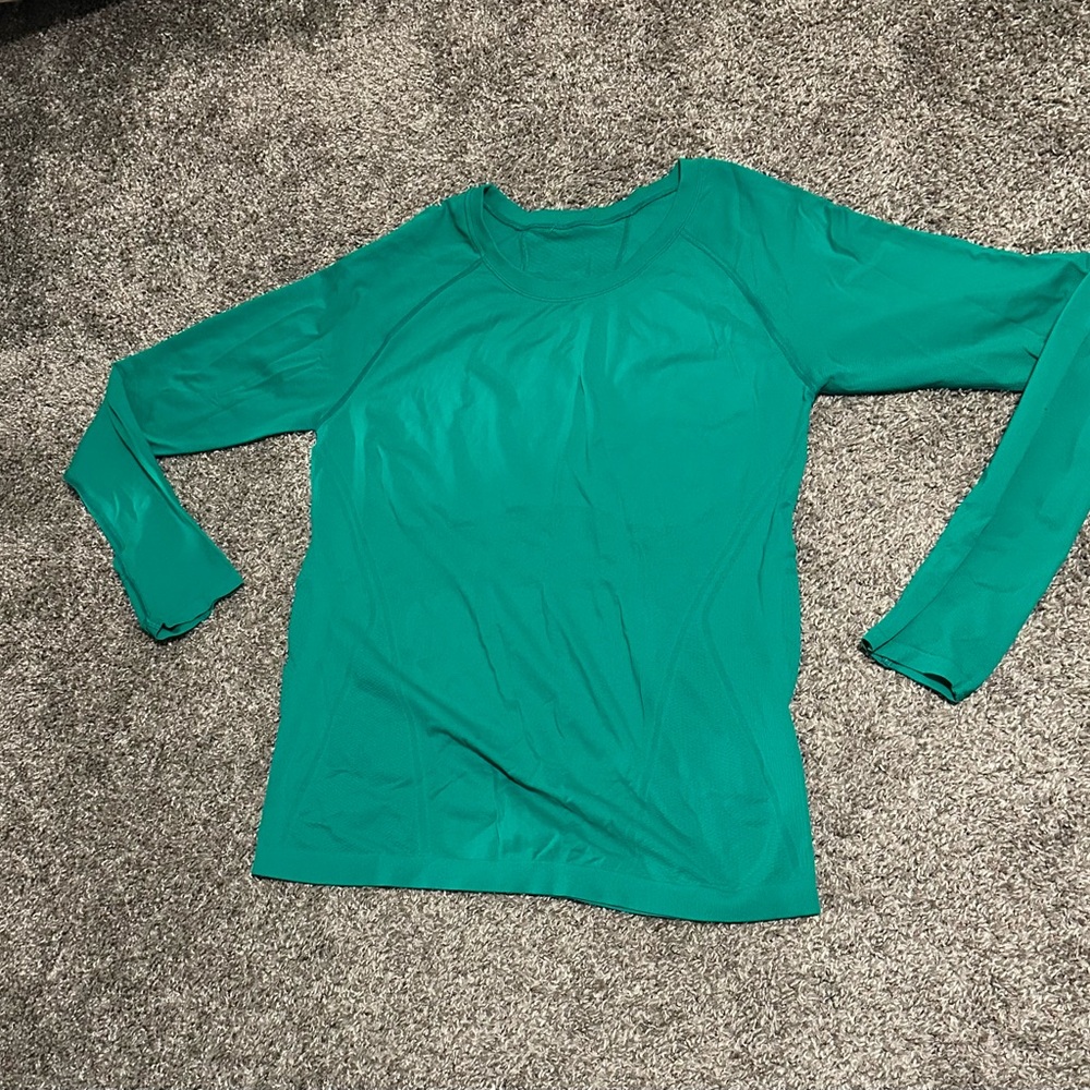 Kelly green Athleta running long sleeve.